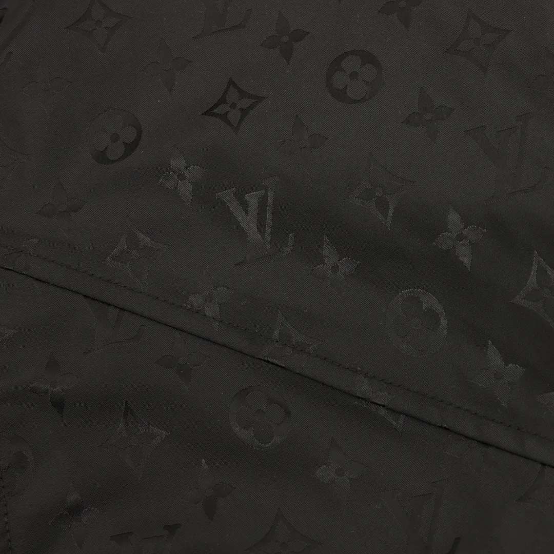 🅿️570 Louis Vuitton/Louis Vuitton all-over printed presbyopic windbreaker zipper jacket. Purchase the original version and have it printed immediately. The fabric is made of custom densely spun technical fabric that is light and thin, and the upper body is silky and breathable. Infrared positioning cutting, workwear-style windbreaker design, the upper body is invincible and versatile. All details are customized and developed, and all hardware and accessories are restored to ZP. Size：XS-L